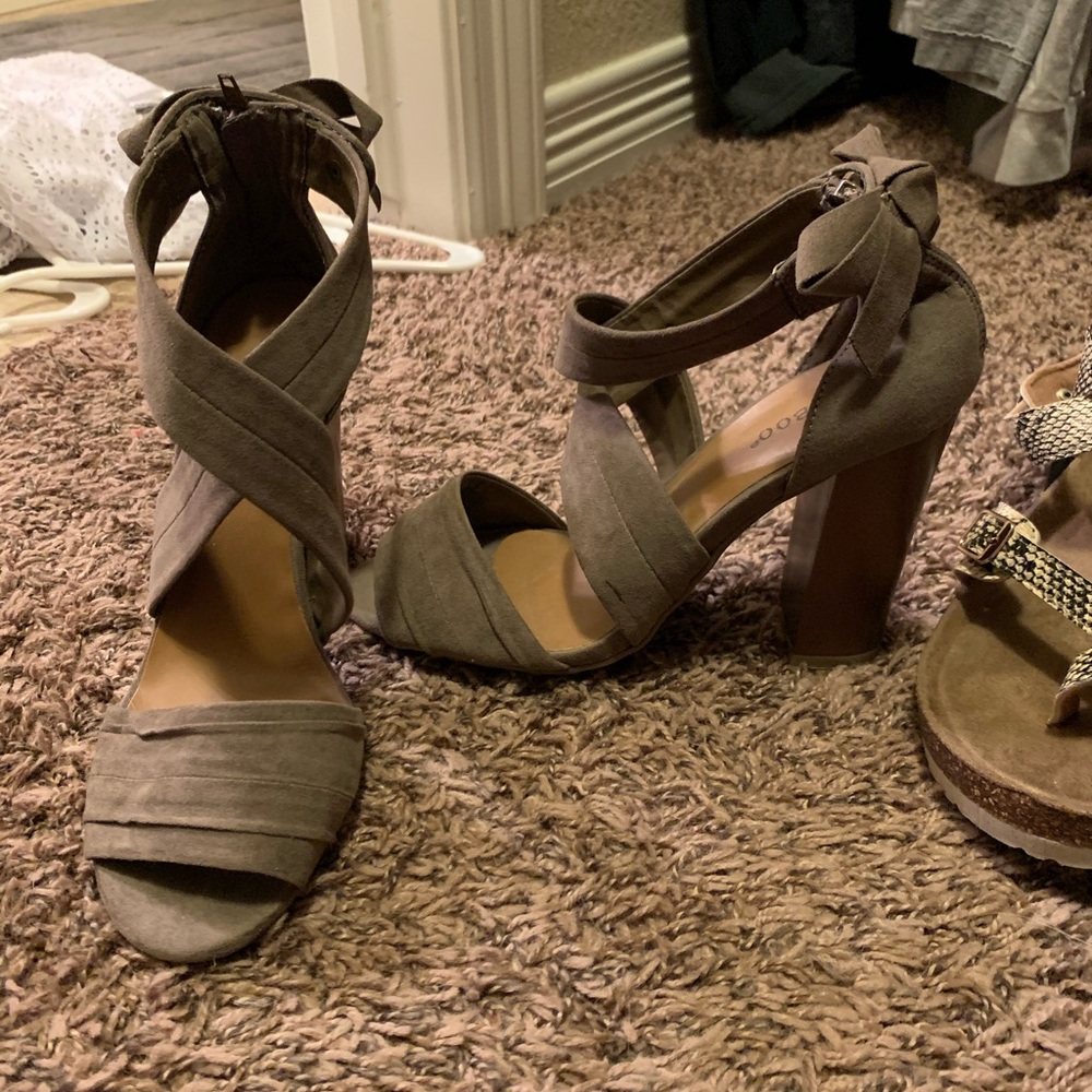 Heels with bow on back